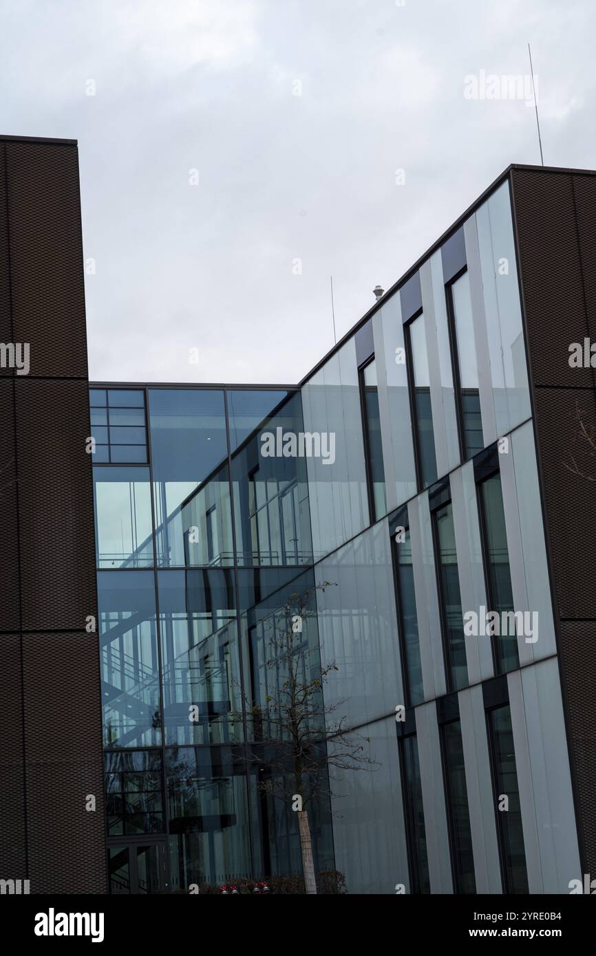 Edificio per uffici ultra moderno in acciaio e vetro, sostenibile Foto Stock