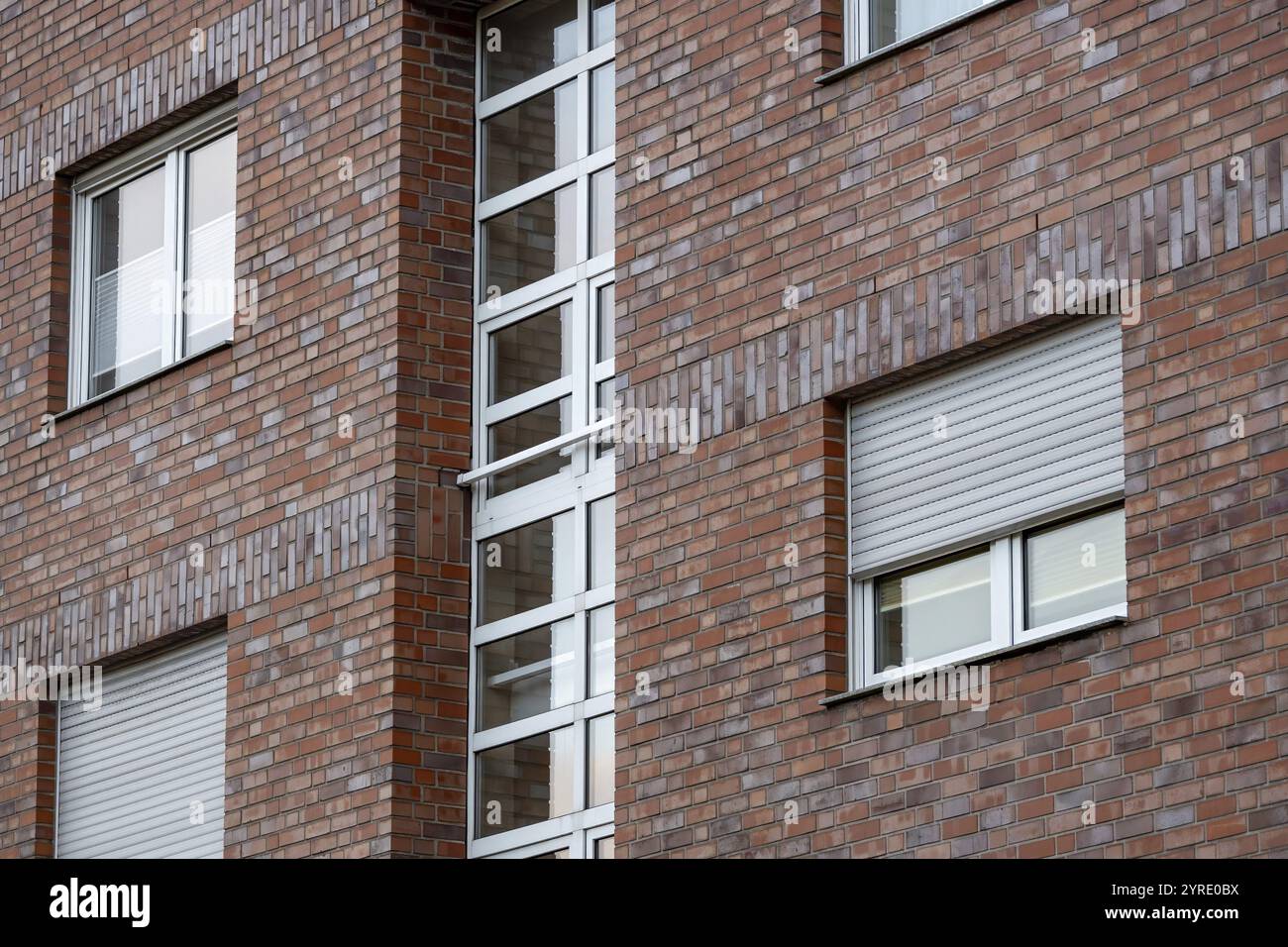 Facciata di una grande casa moderna, parete con finestre Foto Stock