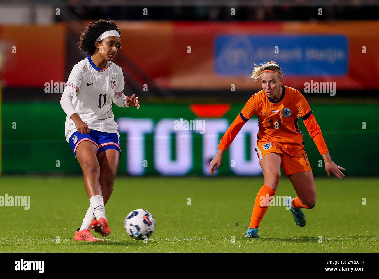 Den Haag, Paesi Bassi. 3 dicembre 2024. DEN HAAG, PAESI BASSI - 3 DICEMBRE: Lily Yohannes degli Stati Uniti spara al pallone durante l'amichevole internazionale femminile tra Paesi Bassi e Stati Uniti al Bingoal Stadion il 3 dicembre 2024 a Den Haag, Paesi Bassi. (Foto di Hans van der Valk/Orange Pictures) credito: Orange Pics BV/Alamy Live News Foto Stock