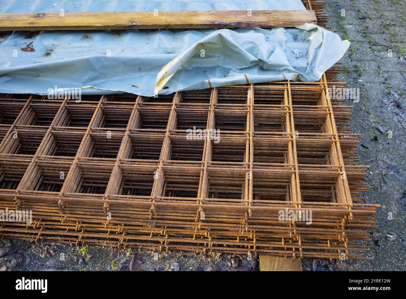 Ferro arrugginito per costruzioni in calcestruzzo Foto Stock