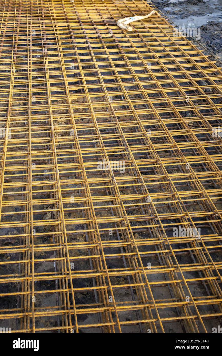 Ferro arrugginito per costruzioni in calcestruzzo Foto Stock