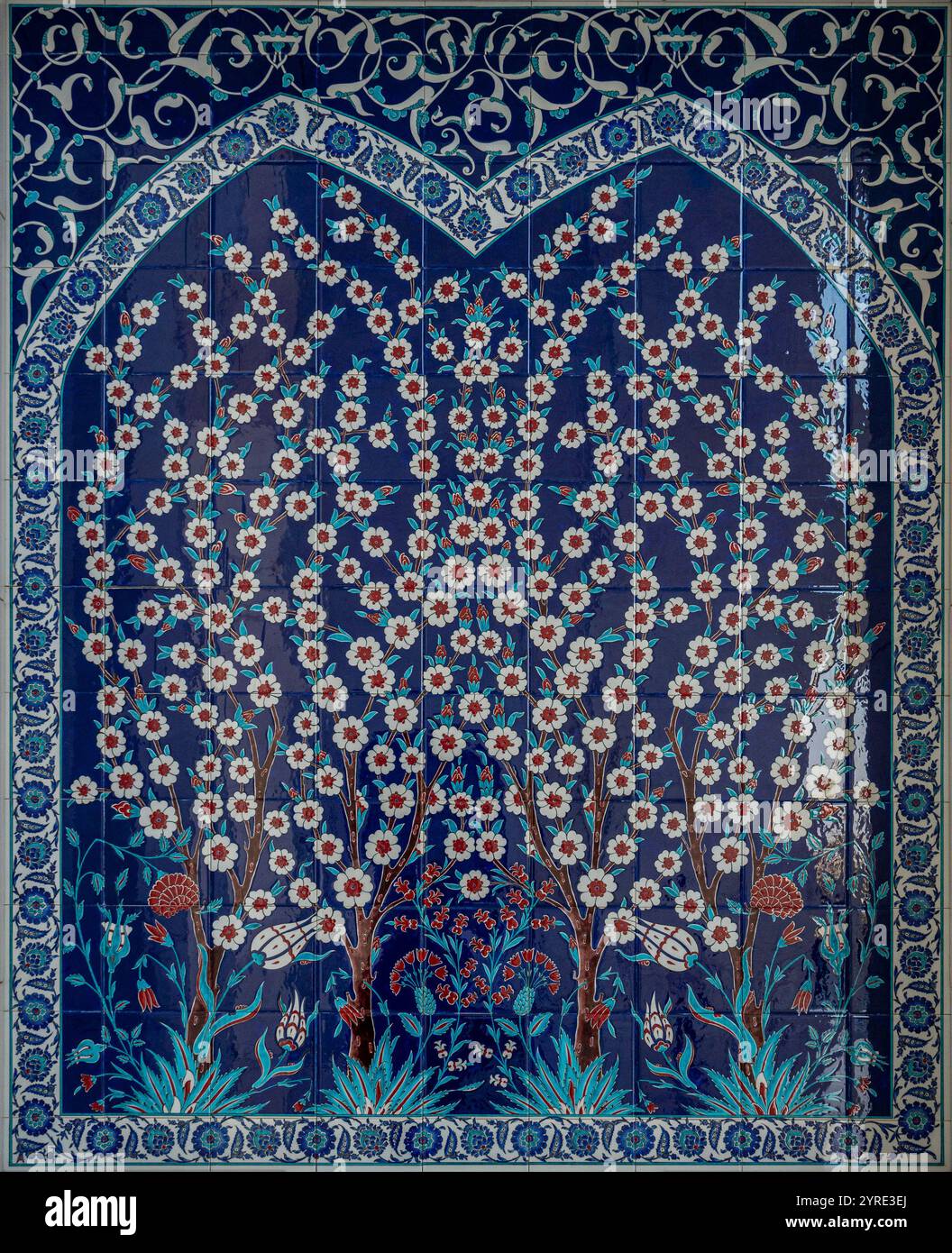Intricato pannello a mosaico floreale nella grande Moschea dello Sceicco Zayed di Abu Dhabi, che mostra arte islamica con dettagli in blu, bianco e rosso. Foto Stock