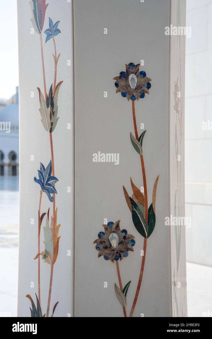 Intricati disegni floreali su un pilastro della grande Moschea dello Sceicco Zayed di Abu Dhabi, che fondono arte islamica tradizionale con architettura moderna. Foto Stock