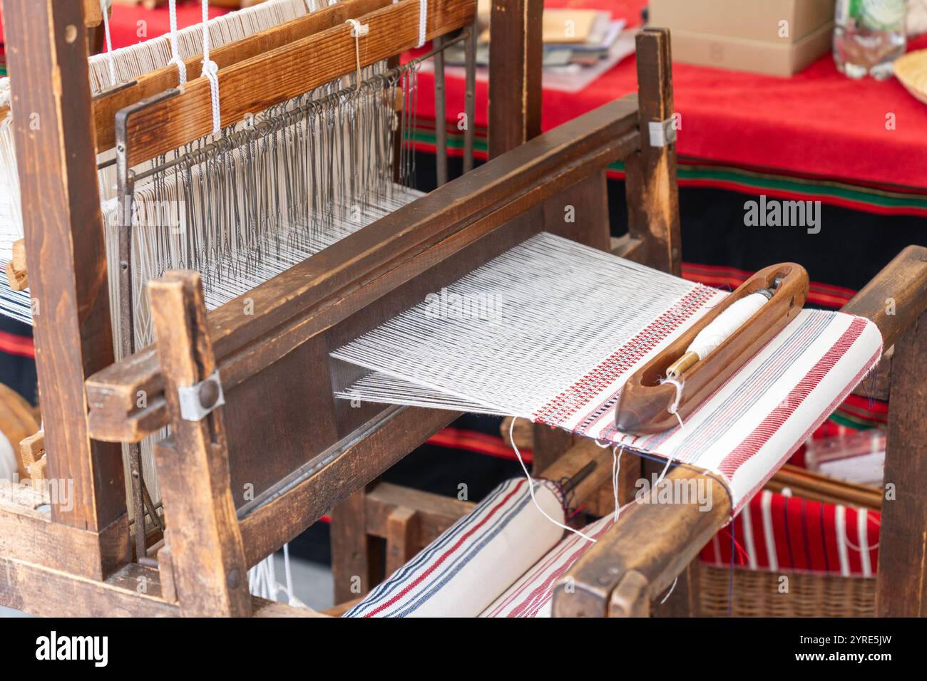 Tradizionale telaio in legno antico con materiale intrecciato folk Foto Stock