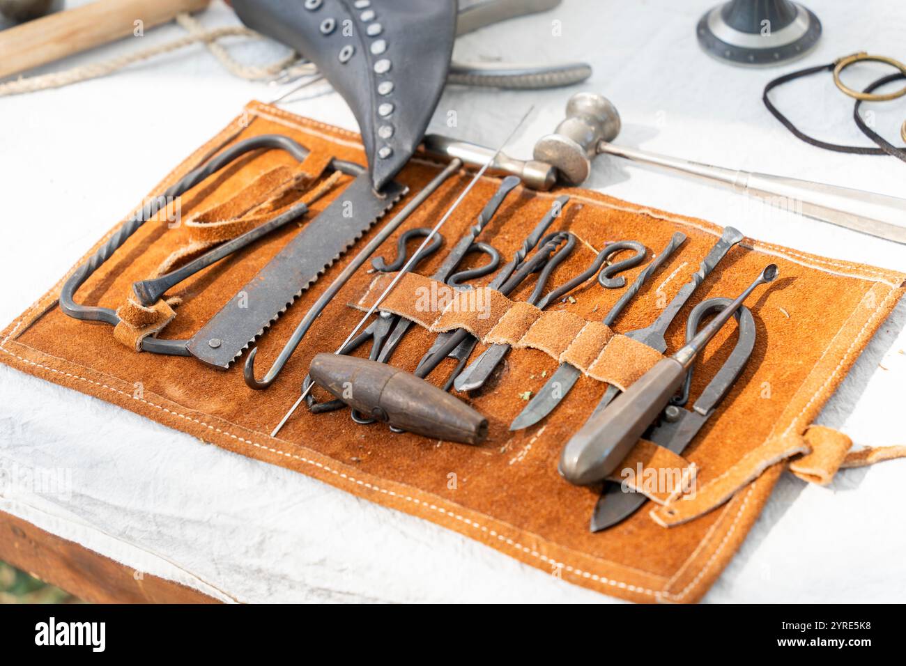 Maschera medica medievale peste e strumenti medici medievali Foto Stock
