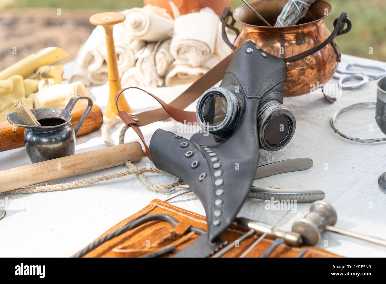 Maschera medica medievale peste e strumenti medici medievali Foto Stock