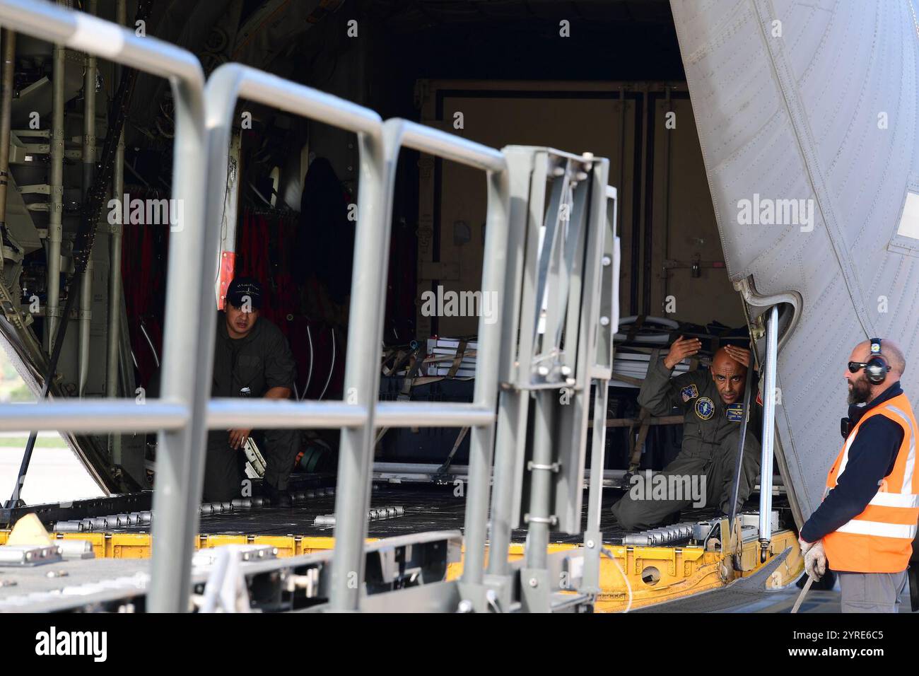 241119-N-RC734-1019 STAZIONE NAVALE DI ROTA, Spagna (19 novembre 2024) - i membri dell'aeronautica tunisina, 11th Air Unit, dirigono un veicolo durante uno scarico di equipaggiamenti assegnati al comandante, Task Force 68 presso la stazione navale (NAVSTA) di Rota, Spagna dopo il completamento dell'esercitazione Phoenix Express 24 il 19 novembre 2024. In qualità di "porta del Mediterraneo", NAVSTA Rota fornisce agli Stati Uniti, alla NATO e alle forze alleate un hub strategico per le operazioni in Europa, Africa e Medio Oriente. NAVSTA Rota è un moltiplicatore di forze, in grado di dispiegare e sostenere prontamente forze pronte al combattimento attraverso terra, aria e mare, enablin Foto Stock