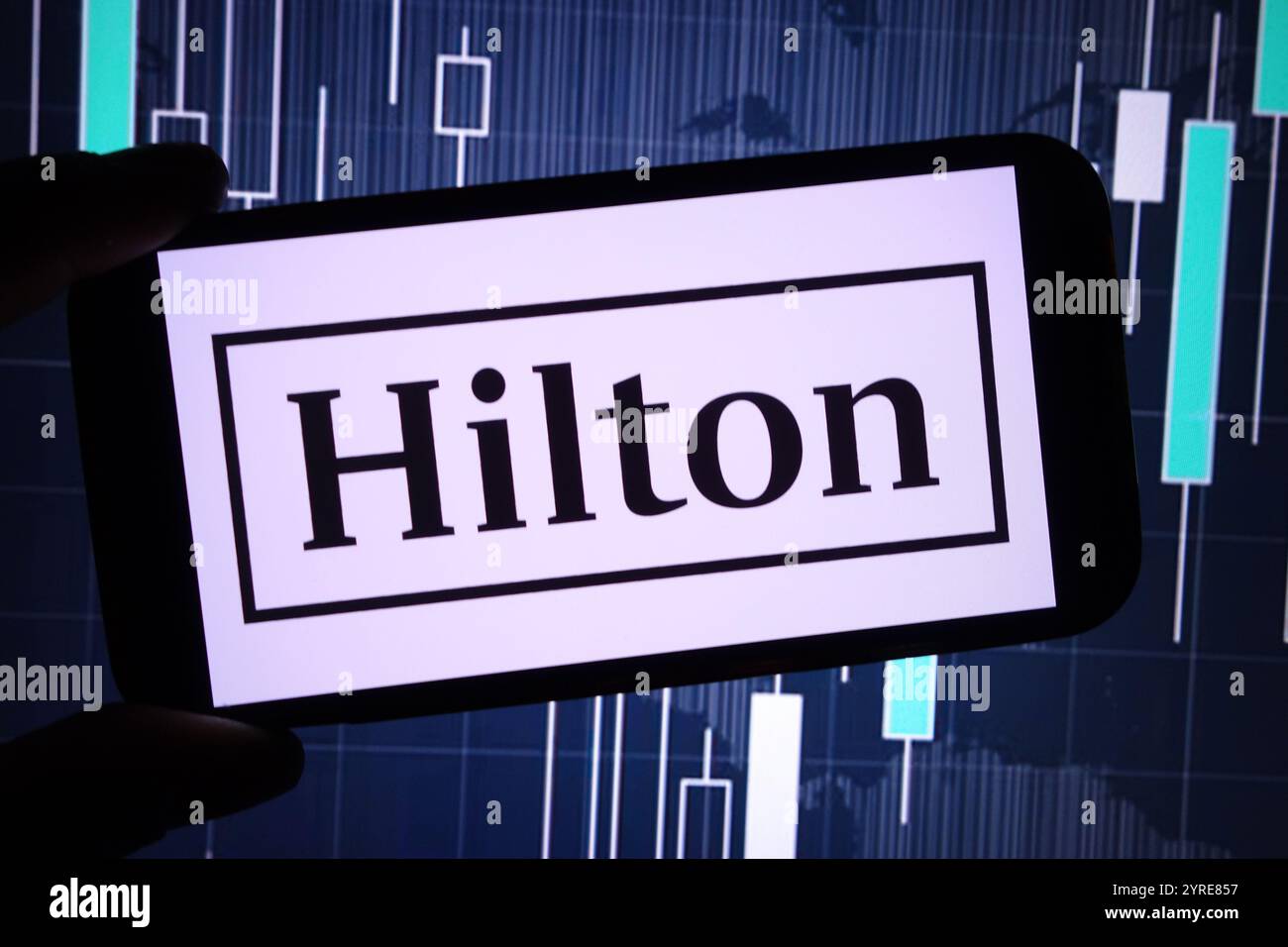 Polonia. 3 dicembre 2024. In questa immagine, il logo della società Hilton Worldwide è visualizzato sullo schermo di uno smartphone. (Foto di Piotr Swat/SOPA Images/Sipa USA) *** esclusivamente per notizie editoriali **** credito: SIPA USA/Alamy Live News Foto Stock