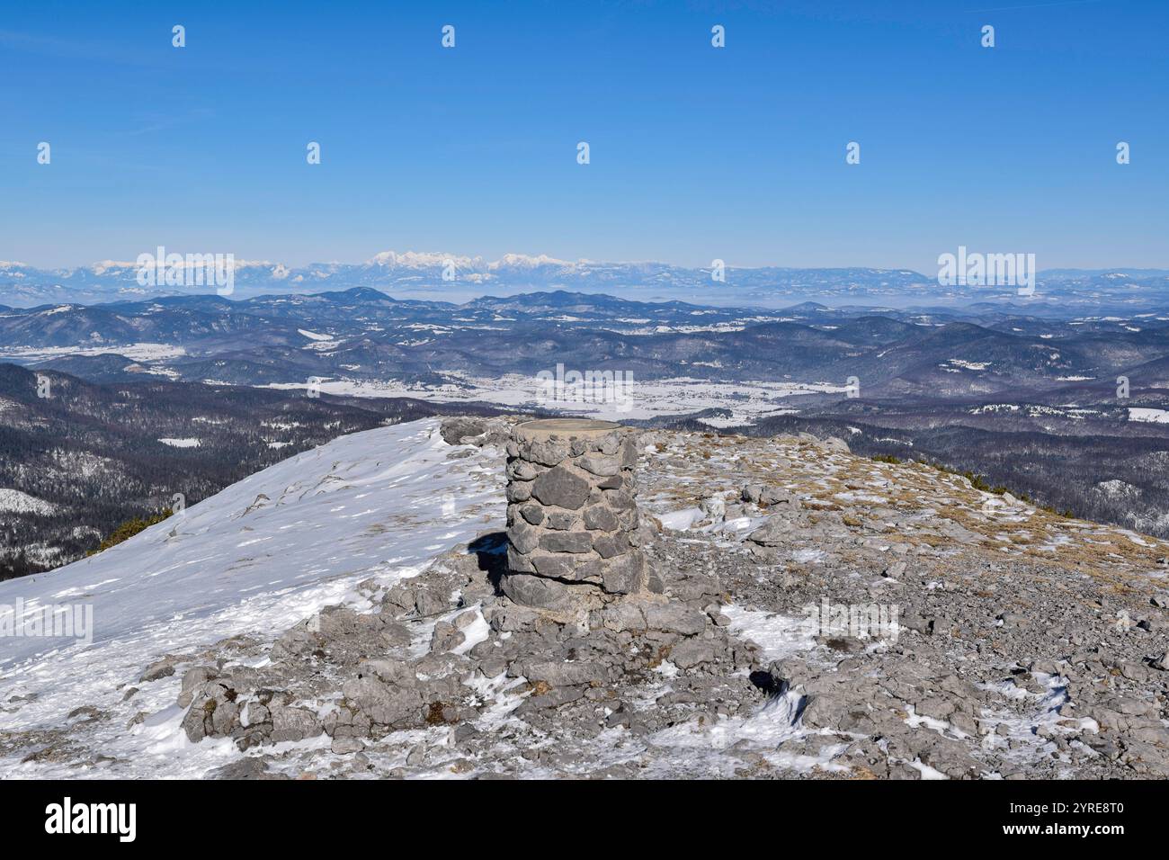 Vista dalla cima della montagna del picco Veliki Sneznik Foto Stock