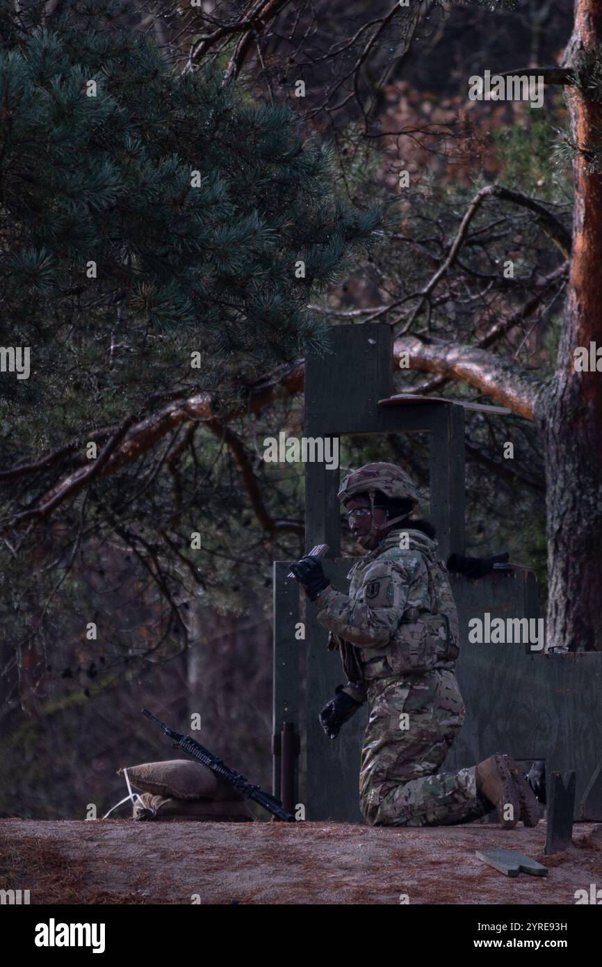 AU.S. Soldato assegnato alla 41st Field Artillery Brigade, 1-77 Field Artillery Regiment si prepara per la successiva iterazione di tiro durante un campo di qualificazione della carabina M4 sull'area di addestramento Grafenwöhr, Baviera, Germania, 3 dicembre 2024. La qualificazione delle armi garantisce che i soldati mantengano le competenze di tiro necessarie per raggiungere efficacemente gli obiettivi e rimanere pronti per la missione in qualsiasi ambiente operativo. (Foto dell'esercito degli Stati Uniti di PFC. Rayonne Bissant) Foto Stock