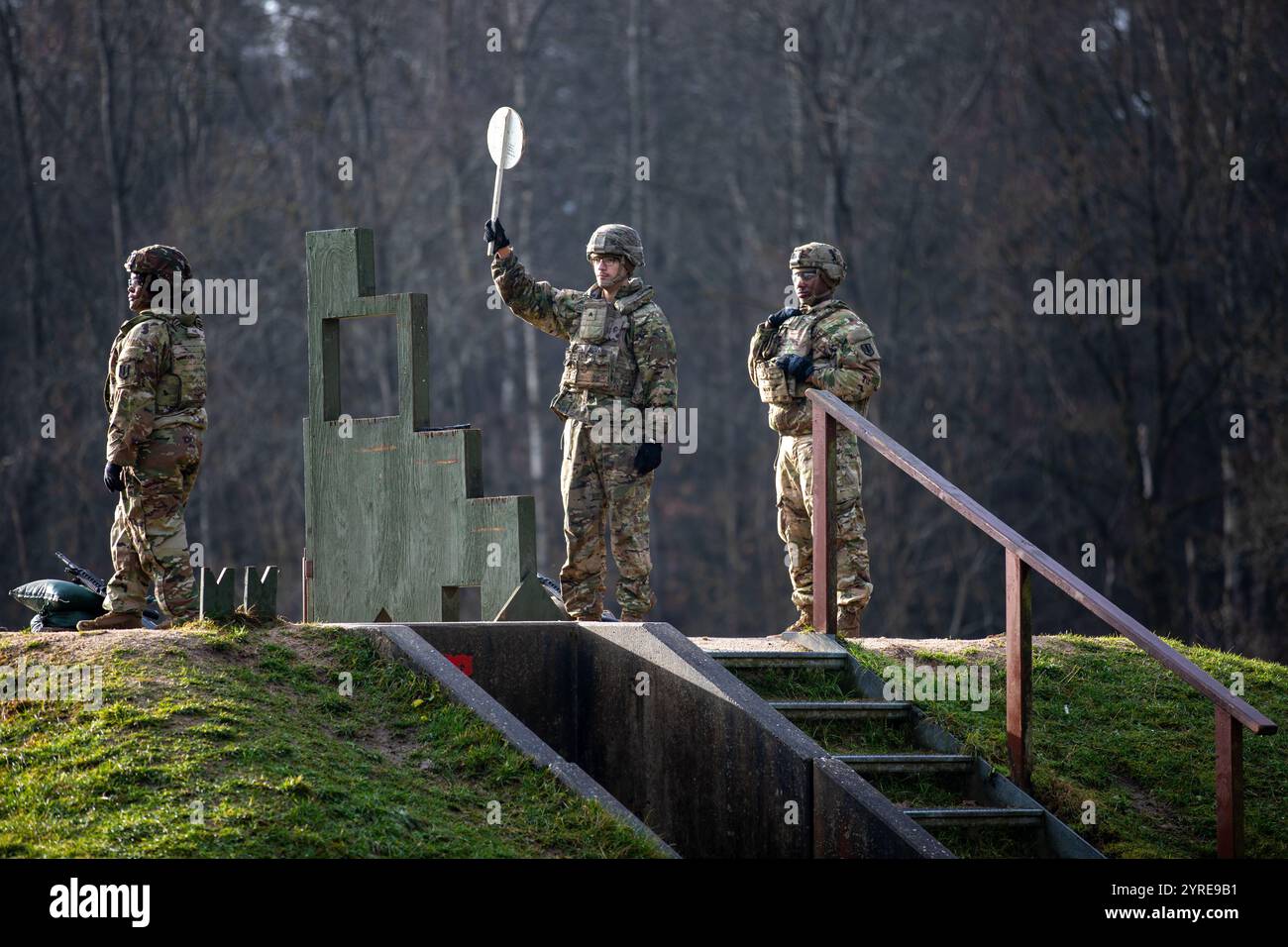 Un ufficiale di sicurezza dell'esercito degli Stati Uniti assegnato alla 41st Field Artillery Brigade, 1-77 Field Artillery Regiment segnala per la successiva iterazione di sparare durante un campo di qualificazione della carabina M4 sull'area di addestramento di Grafenwöhr, Baviera, Germania, 3 dicembre 2024. La qualificazione delle armi garantisce che i soldati mantengano le competenze di tiro necessarie per raggiungere efficacemente gli obiettivi e rimanere pronti per la missione in qualsiasi ambiente operativo. (Foto dell'esercito degli Stati Uniti di PFC. Rayonne Bissant) Foto Stock