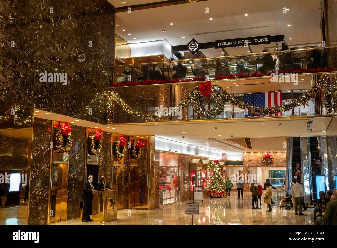 L'interno della Trump Tower presenta sia ristoranti che negozi, New York City, USA, stagione delle festività 2024. Foto Stock