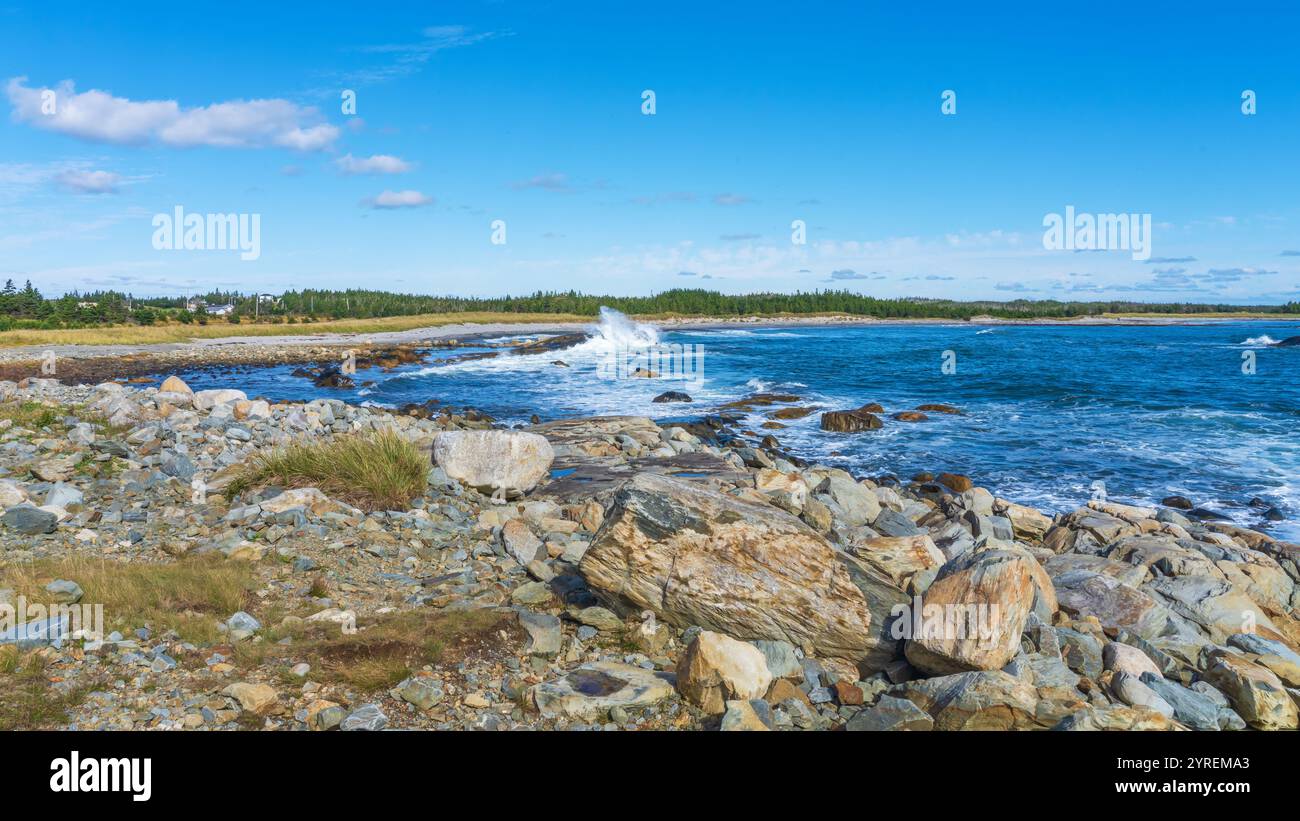 Le onde si infrangono sulla spiaggia del Tor Bay Provincial Park . Tor Bay si trova sull'Oceano Atlantico nella contea di Guysborough, nuova Scozia. Foto Stock