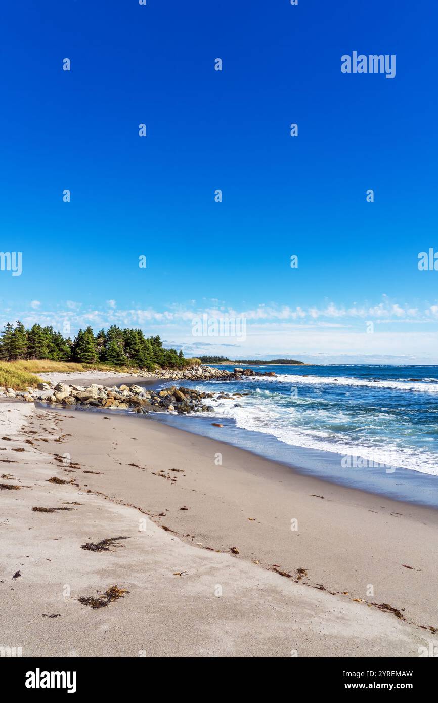 Le onde si infrangono sulla spiaggia del Tor Bay Provincial Park . Tor Bay si trova sull'Oceano Atlantico nella contea di Guysborough, nuova Scozia. Foto Stock