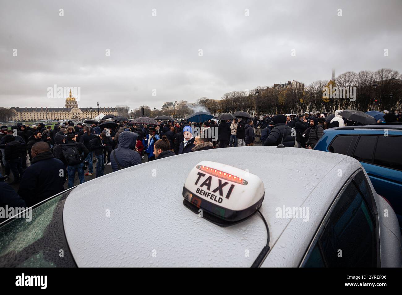 Parigi, Francia. 3 dicembre 2024. Un taxi visto in mezzo a una strada dove gli autisti protestano durante la dimostrazione dei tassisti francesi. Il secondo giorno di dimostrazioni di tassisti in Francia, decine di veicoli hanno bloccato le strade vicino all'Assemblea Nazionale in una protesta all'Esplanade des Invalides, a Parigi. I lavoratori chiedono l'abbandono delle misure che minacciano il trasporto di taxi per i pazienti, combattono la concorrenza illegale, promuovono i taxi come servizio pubblico essenziale. (Foto di Telmo Pinto/SOPA Images/Sipa USA) credito: SIPA USA/Alamy Live News Foto Stock