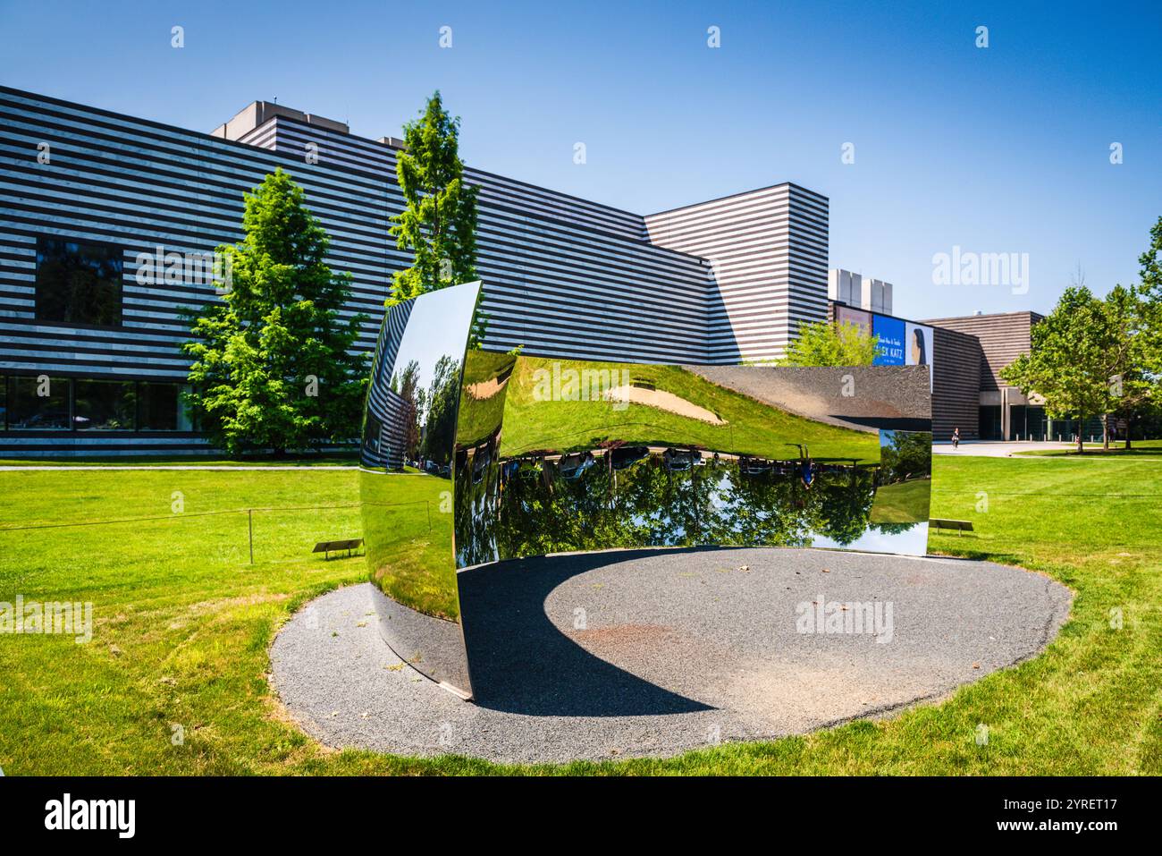 Cleveland, OH USA - 19 luglio 2017: Scultura a specchio C-Curve di Anish Kapoor di fronte al museo d'arte. Situato nel quartiere di Wade Park della University Foto Stock