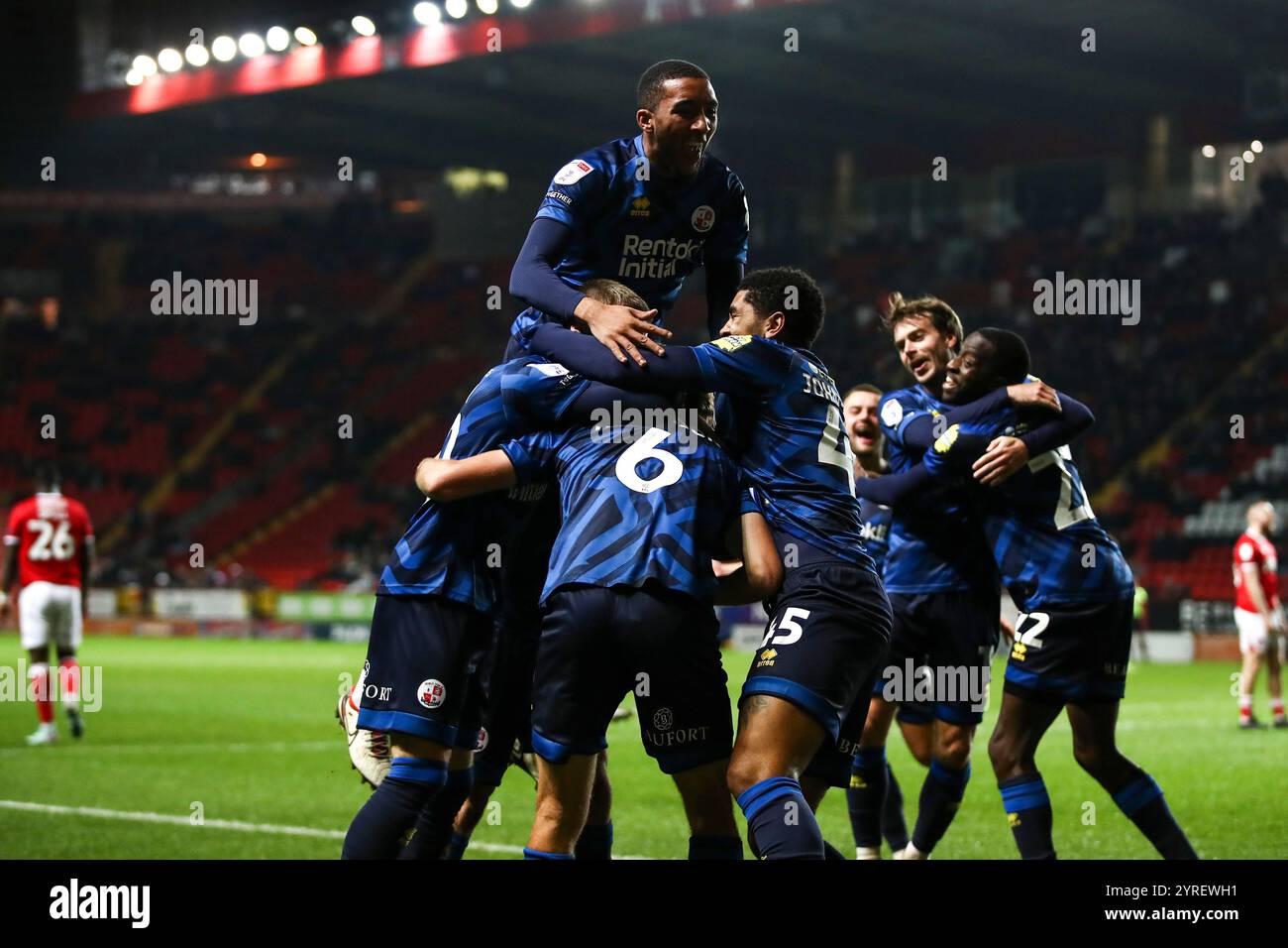 Max Anderson di Crawley Town celebra il suo gol con i compagni di squadra durante la partita Sky Bet League 1 tra Charlton Athletic e Crawley Town a The Valley, Londra, martedì 3 dicembre 2024. (Foto: Tom West | mi News) crediti: MI News & Sport /Alamy Live News Foto Stock