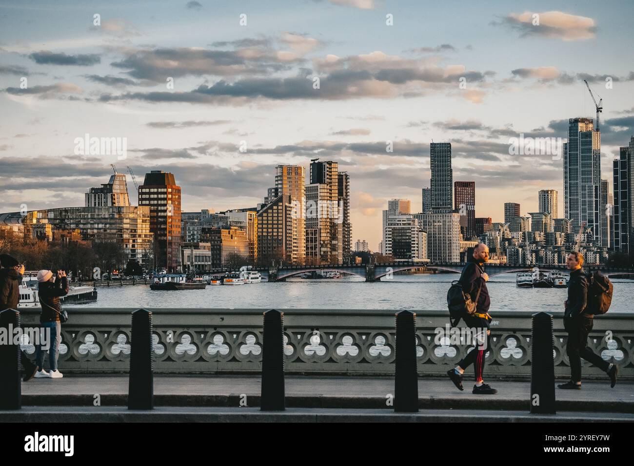 Uno splendido skyline cittadino di Londra, caratterizzato da iconici punti di riferimento e dal fiume Tamigi durante il tramonto, su un vibrante sfondo urbano. Foto Stock