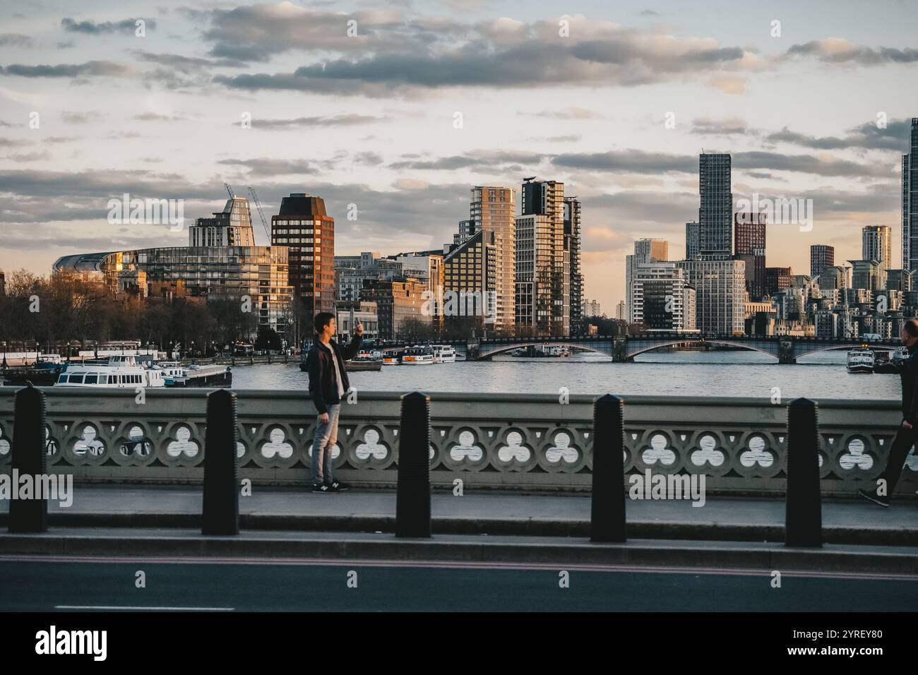 Uno splendido skyline cittadino di Londra, caratterizzato da iconici punti di riferimento e dal fiume Tamigi durante il tramonto, su un vibrante sfondo urbano. Foto Stock