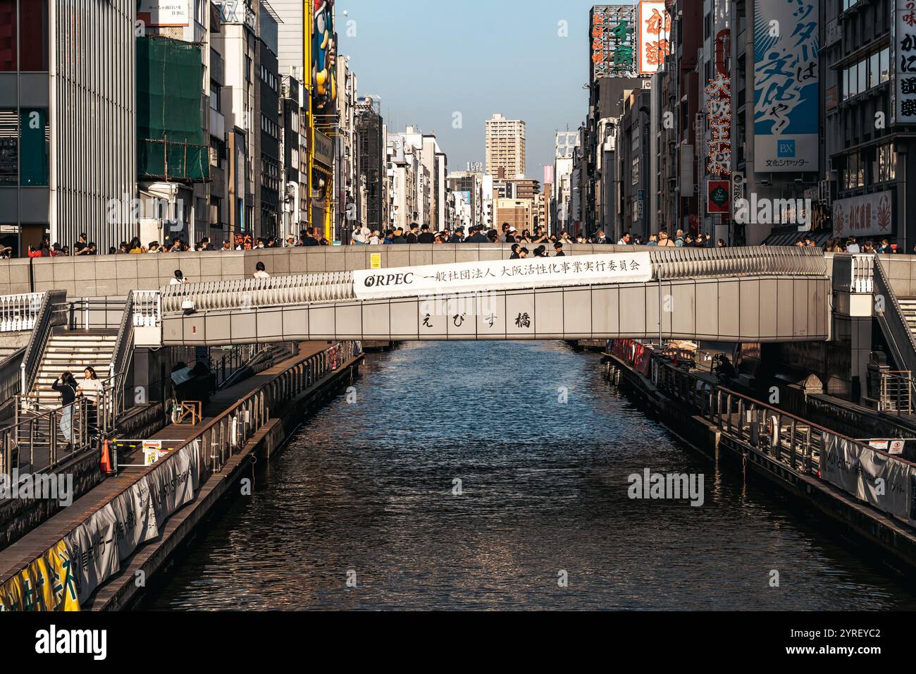 Dotonbori a Osaka, in Giappone, è un vivace quartiere di intrattenimento conosciuto per le sue luci al neon, le strade trafficate, i monumenti iconici e l'atmosfera urbana. Foto Stock