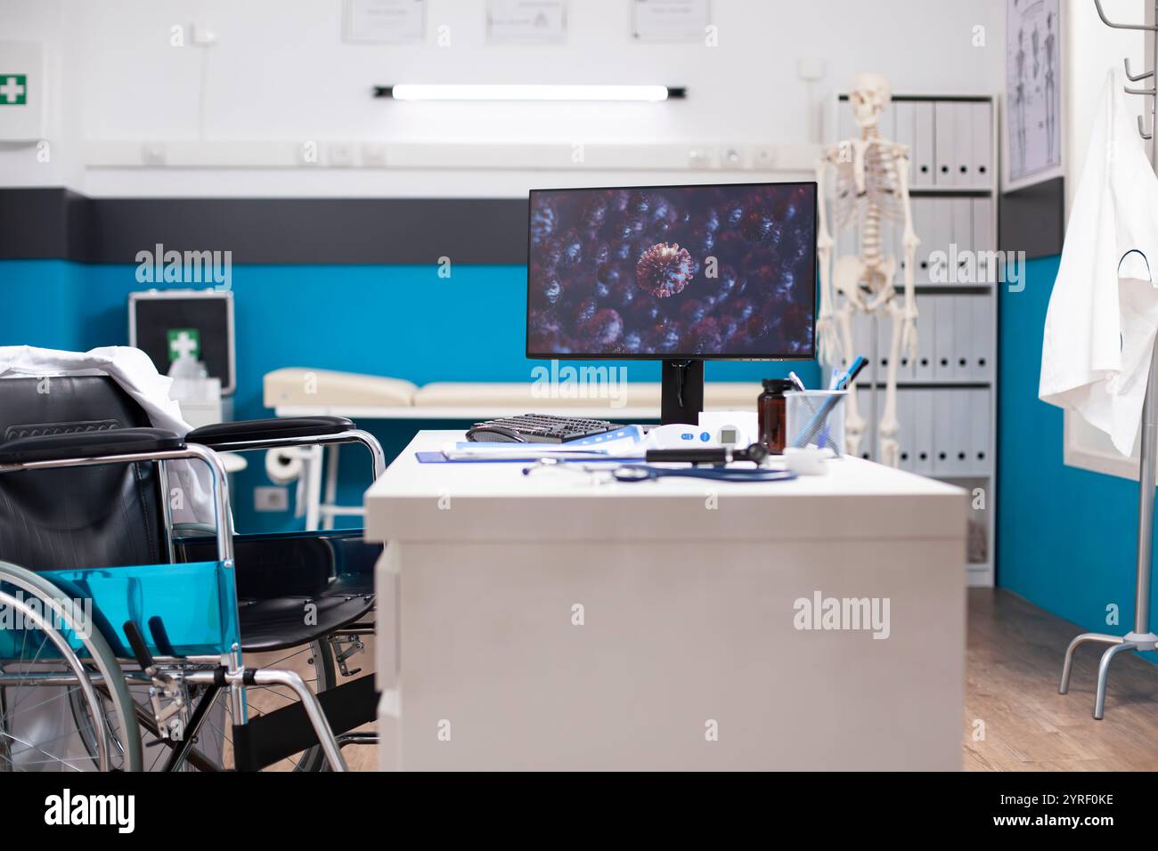 Studio medico vuoto con monitor computerizzato che mostra immagini cellulari per lo studio pandemico che rappresenta la dedizione dell'assistenza sanitaria alla ricerca sulle malattie. Lo spazio di lavoro Clean Doctors supporta le attività di trattamento digitale. Foto Stock