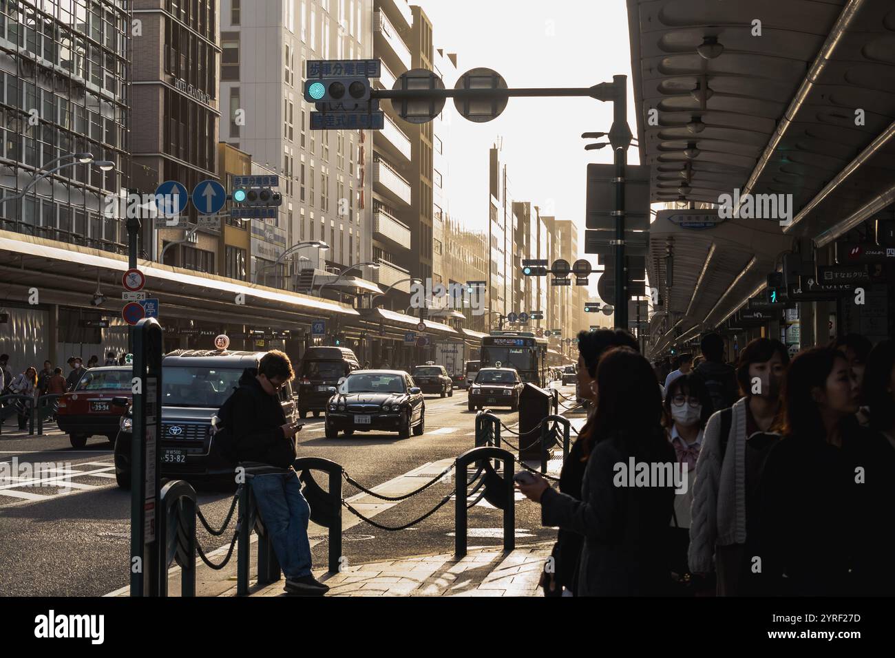Una vivace strada giapponese piena di pedoni, insegne al neon, negozi e vivace vita cittadina, che riflette l'energia del Giappone urbano. Foto Stock