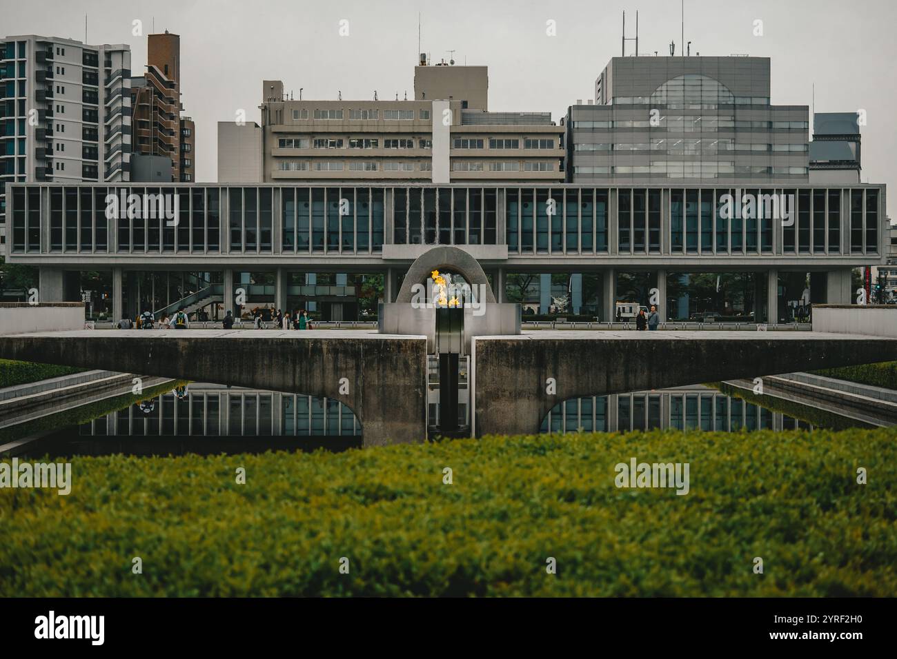 La fiamma eterna di Hiroshima simboleggia il ricordo, in quanto omaggio alle vittime del bombardamento atomico e simbolo di speranza per la pace. Foto Stock