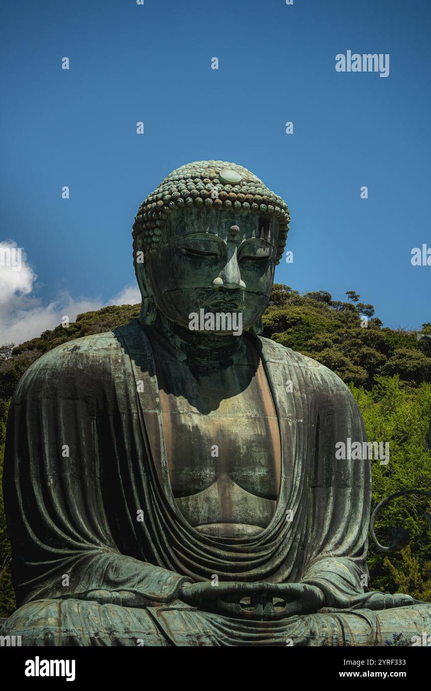 L'iconica statua di Buddha a Kamakura, in Giappone, si erge maestosamente, incarnando pace e serenità, un simbolo del patrimonio culturale e spirituale del Giappone Foto Stock