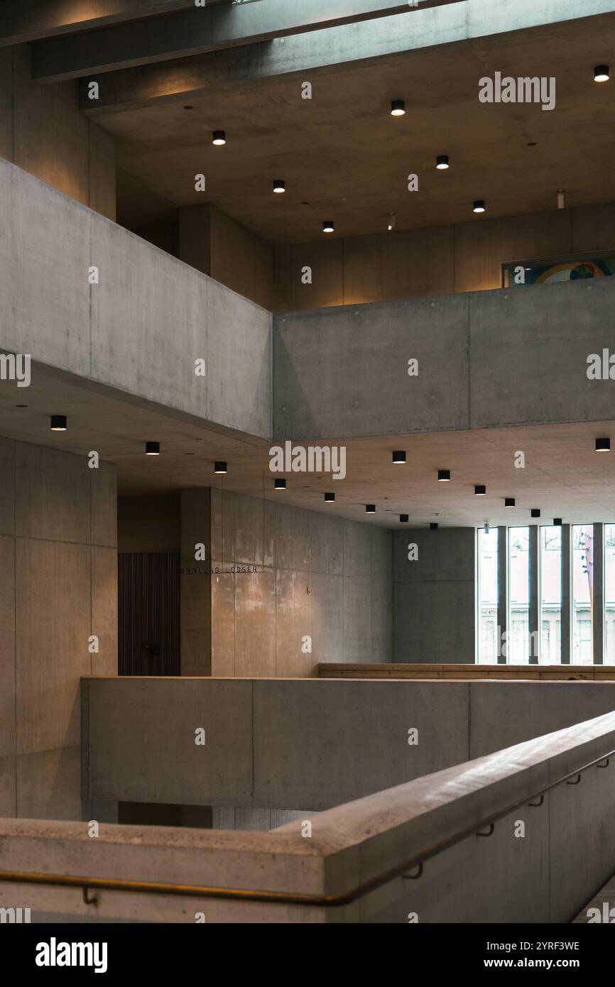 L'architettura interna unica di Zurigo fonde design moderno con elementi classici, mettendo in mostra la cultura urbana dinamica e artistica della città. Foto Stock