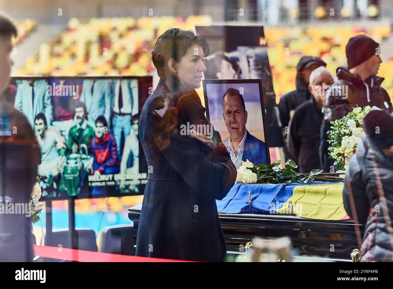 Bucarest, Romania. 3 dicembre 2024: Alexandra Duckadam durante una veglia per suo marito, ex portiere della Steaua Bucharest Helmut Duckadam, ex-vincitrice della Coppa dei campioni, è morta a 65 anni, tenutasi presso la National Arena. Duckadam è stato soprannominato "l'eroe di Siviglia" a causa della sua prestazione con Steaua Bucarest nella finale di Coppa dei campioni del 1986, dove ha salvato tutti e quattro i rigori contro il Barcellona ai calci, per la prima volta nella storia del calcio. Crediti: Lucian Alecu/Alamy Live News Foto Stock