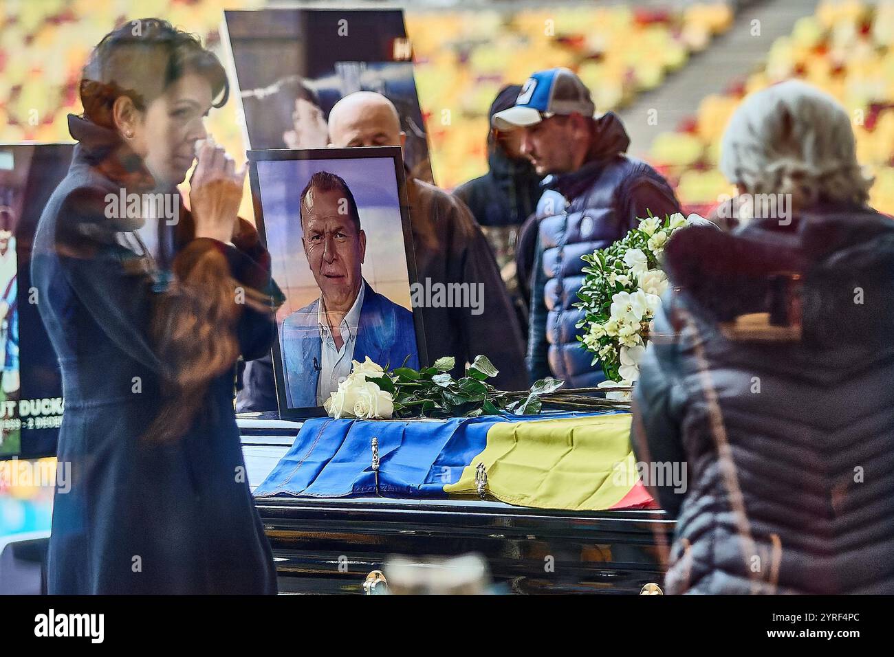 Bucarest, Romania. 3 dicembre 2024: Alexandra Duckadam durante una veglia per suo marito, ex portiere della Steaua Bucharest Helmut Duckadam, ex-vincitrice della Coppa dei campioni, è morta a 65 anni, tenutasi presso la National Arena. Duckadam è stato soprannominato "l'eroe di Siviglia" a causa della sua prestazione con Steaua Bucarest nella finale di Coppa dei campioni del 1986, dove ha salvato tutti e quattro i rigori contro il Barcellona ai calci, per la prima volta nella storia del calcio. Crediti: Lucian Alecu/Alamy Live News Foto Stock
