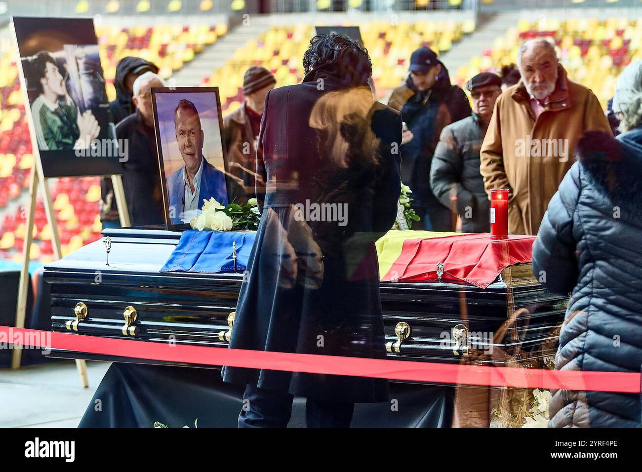Bucarest, Romania. 3 dicembre 2024: Vigil per l'ex portiere della Steaua Bucharest Helmut Duckadam, vincitore della Coppa dei campioni, morto a 65 anni, tenuto alla National Arena. Duckadam è stato soprannominato "l'eroe di Siviglia" a causa della sua prestazione con Steaua Bucarest nella finale di Coppa dei campioni del 1986, dove ha salvato tutti e quattro i rigori contro il Barcellona ai calci, per la prima volta nella storia del calcio. Crediti: Lucian Alecu/Alamy Live News Foto Stock