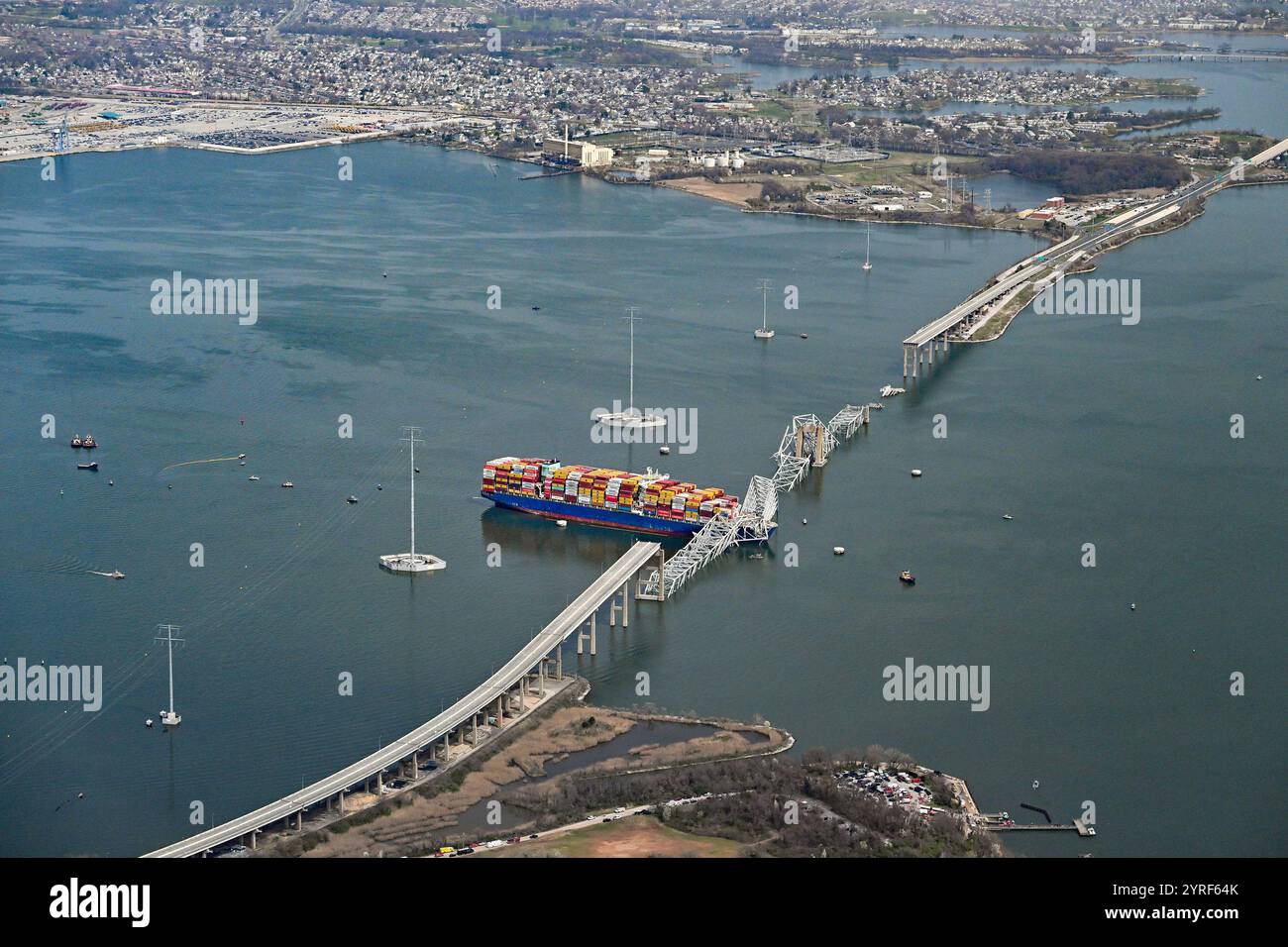 Baltimora, Stati Uniti. 26 marzo 2024. Una nave portacontainer danneggiata si trova accanto a un pilastro del ponte nel fiume Patapsco dopo essersi schiantata e aver distrutto il Francis Scott Key Bridge all'ingresso del porto di Baltimora, Maryland, martedì 26 marzo 2024. Diversi lavoratori erano in cima al ponte e stavano effettuando riparazioni alla carreggiata asfaltata quando la struttura crollò. Foto di David Tulis/UPI credito: UPI/Alamy Live News Foto Stock