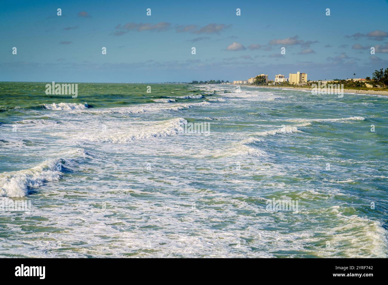 Vista panoramica della costa del Golfo del Messico a Venezia, Florida, in а giorno ventoso Foto Stock