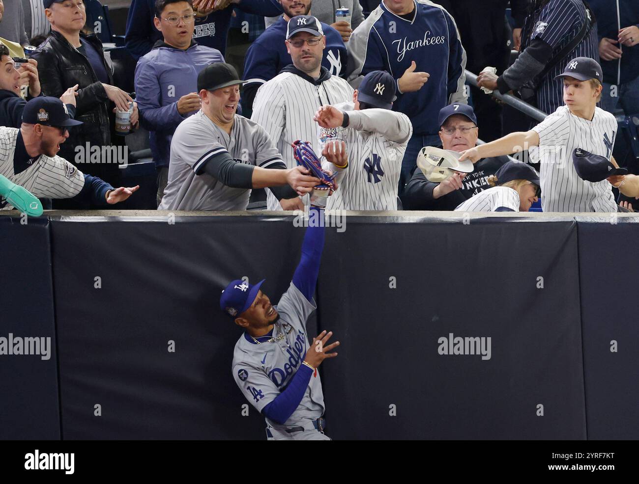 New York, Stati Uniti. 29 ottobre 2024. l'ala destra dei Los Angeles Dodgers Mookie Betts salta per prendere un pallone foul dai New York Yankees Gleyber Torres nel primo inning in gara 4 delle MLB World Series allo Yankee Stadium di New York City martedì 29 ottobre 2024. I tifosi di New York interferirono con Betts durante lo spettacolo. Foto di John Angelillo/UPI credito: UPI/Alamy Live News Foto Stock