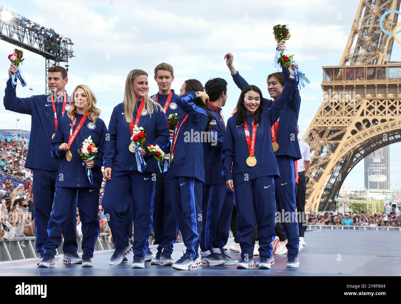 Parigi, Francia. 7 agosto 2024. I pattinatori di figura del Team USA alle Olimpiadi di Pechino 2022 celebrano le loro medaglie d'oro durante una cerimonia al Champions Park, di fronte alla Torre Eiffel, a Parigi, in Francia, mercoledì 7 agosto, 2024. la cerimonia della medaglia olimpica per l'evento della squadra di pattinaggio artistico non ha potuto svolgersi a Pechino a causa dell'incertezza giuridica in corso a seguito della squalifica di Kamila Valieva (allora Comitato Olimpico russo/ROC) dalla competizione. Foto di Maya Vidon-White/UPI credito: UPI/Alamy Live News Foto Stock