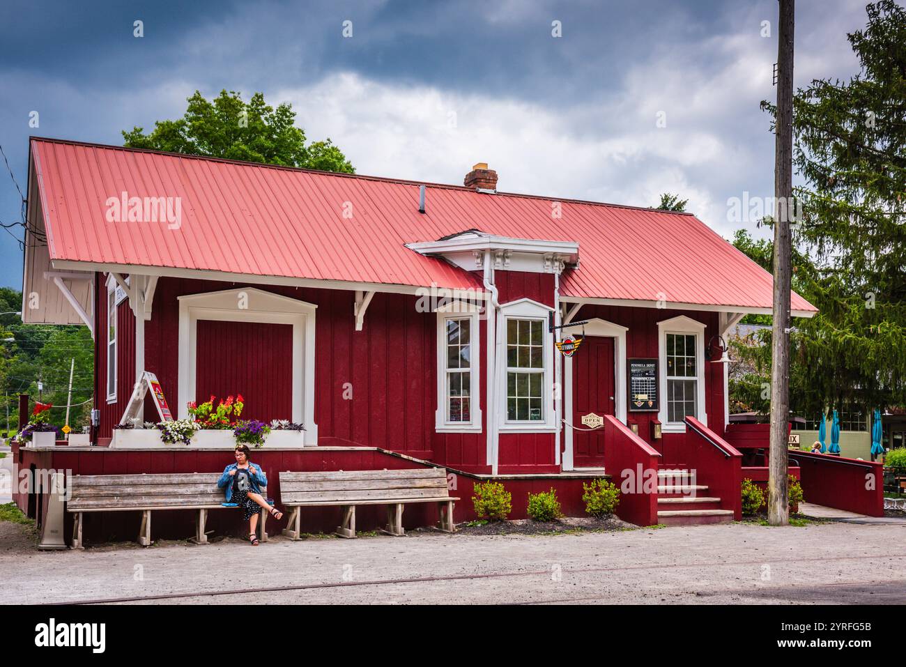 Il Peninsula Depot è un centro di informazioni turistiche che offre un negozio di articoli da regalo e corse in treno attraverso il Cuyahoga Valley National Park. Foto Stock