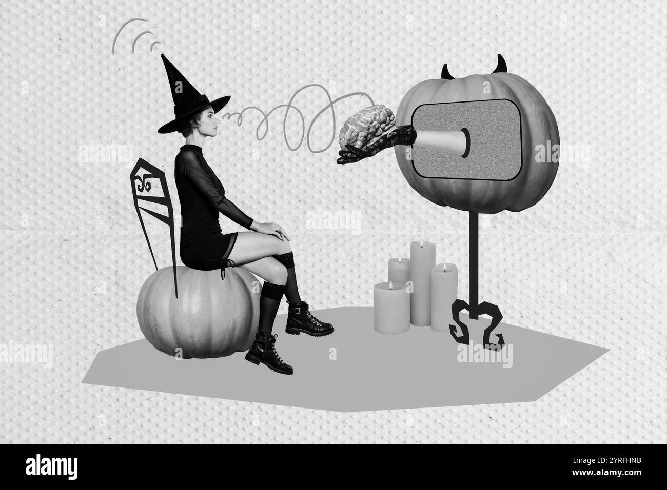 Foto collage della strega concentrata siede sedia atmosfera di halloween sembrano cervello umano da ipnosi della zucca tv vicino a candele isolate su sfondo blu Foto Stock