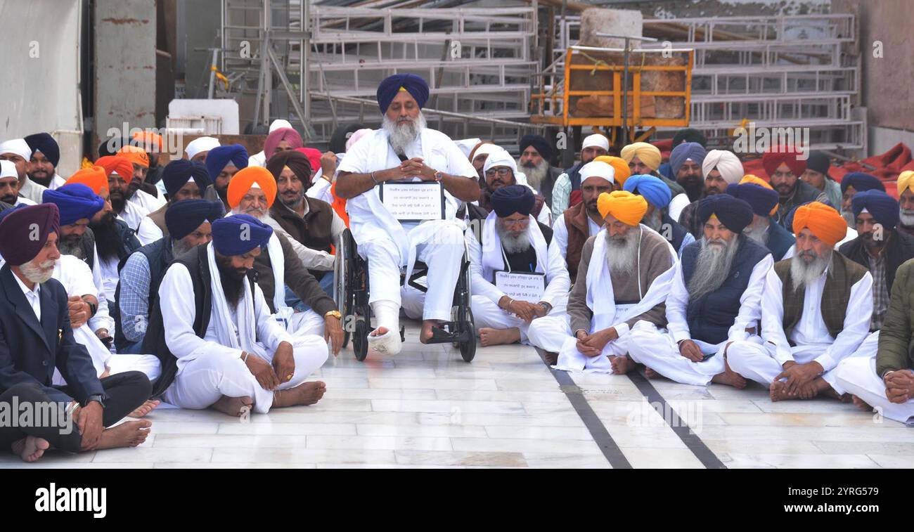 AMRITSAR, INDIA - 3 DICEMBRE: Come per tankhah (punizione religiosa) assegnato da Akal Takht, Shiromani Akali dal (SAD) presidente Sukhbir Singh Badal, presidente in carica Balwinder Singh Bhunder, leader TRISTE Daljeet Singh Cheema, Gulzar Singh Ranike leader di partito dothers seduti nel parikrama ascoltando il Kirtan al Golden Temple il 3 dicembre 2024 ad Amritsar, India. Lunedì, l'Akal Takht, il supremo corpo temporale dei Sikh, ha pronunciato una punizione per i leader Akali per gli errori commessi dallo Shiromani Akali dal durante il suo governo di alleanza con il Partito Bharatiya Janata (BJP) Foto Stock
