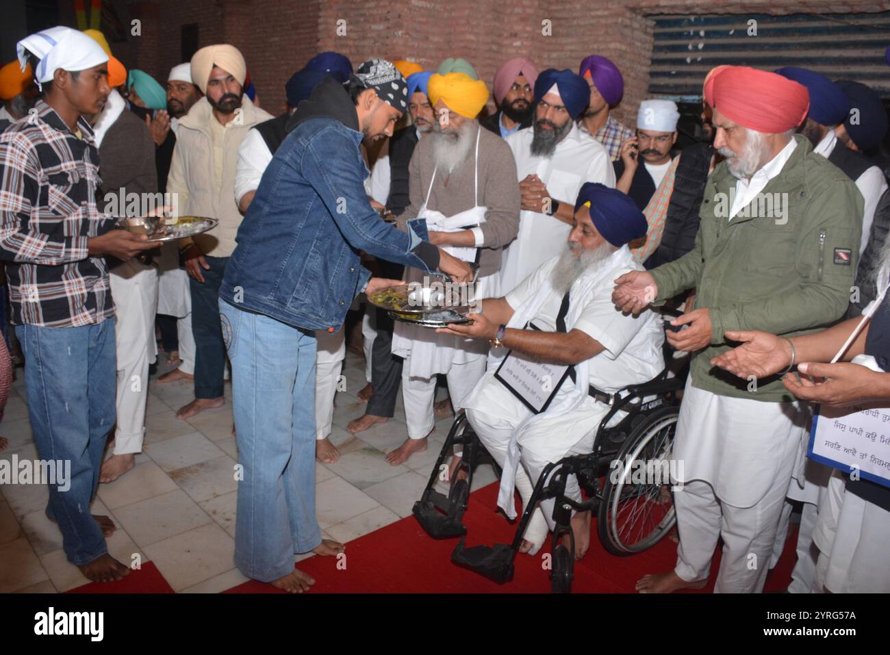 AMRITSAR, INDIA - 3 DICEMBRE: Come da tankhah (punizione religiosa) assegnato da Akal Takht, Shiromani Akali dal (SAD) presidente Sukhbir Singh Badal, presidente in carica del SAD Balwinder Singh Bhunder, leader del SAD Daljeet Singh Cheema, Gulzar Singh Ranike che esegue la sewa di raccogliere utensili usati alla Langar Hall nel Golden Temple il 3 dicembre 2024 ad Amritsar, India. Lunedì, l'Akal Takht, il supremo corpo temporale dei Sikh, ha pronunciato la punizione per i leader Akali per gli errori commessi dallo Shiromani Akali dal durante il suo governo di alleanza con il Partito Bharatiya Janata (BJP) dal 200 Foto Stock