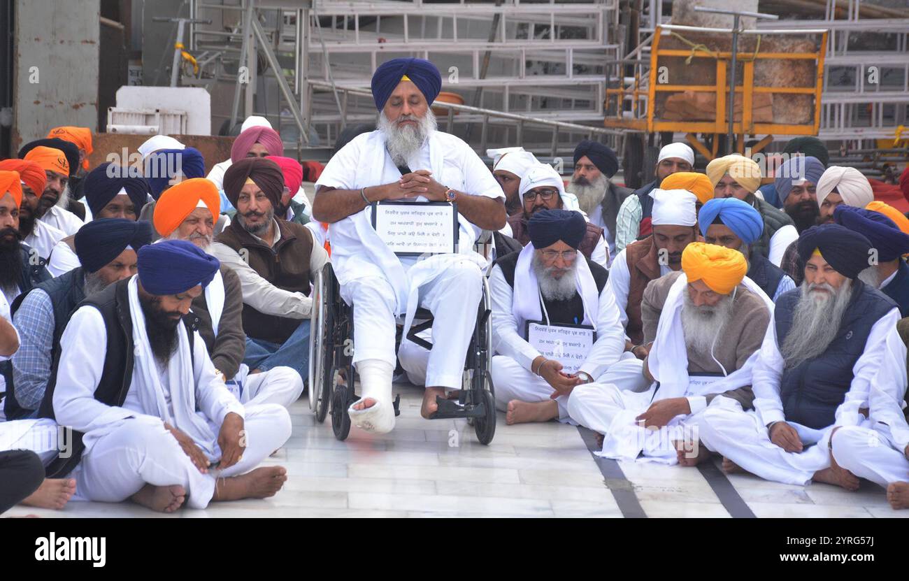 AMRITSAR, INDIA - 3 DICEMBRE: Come per tankhah (punizione religiosa) assegnato da Akal Takht, Shiromani Akali dal (SAD) presidente Sukhbir Singh Badal, presidente in carica Balwinder Singh Bhunder, leader TRISTE Daljeet Singh Cheema, Gulzar Singh Ranike leader di partito dothers seduti nel parikrama ascoltando il Kirtan al Golden Temple il 3 dicembre 2024 ad Amritsar, India. Lunedì, l'Akal Takht, il supremo corpo temporale dei Sikh, ha pronunciato una punizione per i leader Akali per gli errori commessi dallo Shiromani Akali dal durante il suo governo di alleanza con il Partito Bharatiya Janata (BJP) Foto Stock