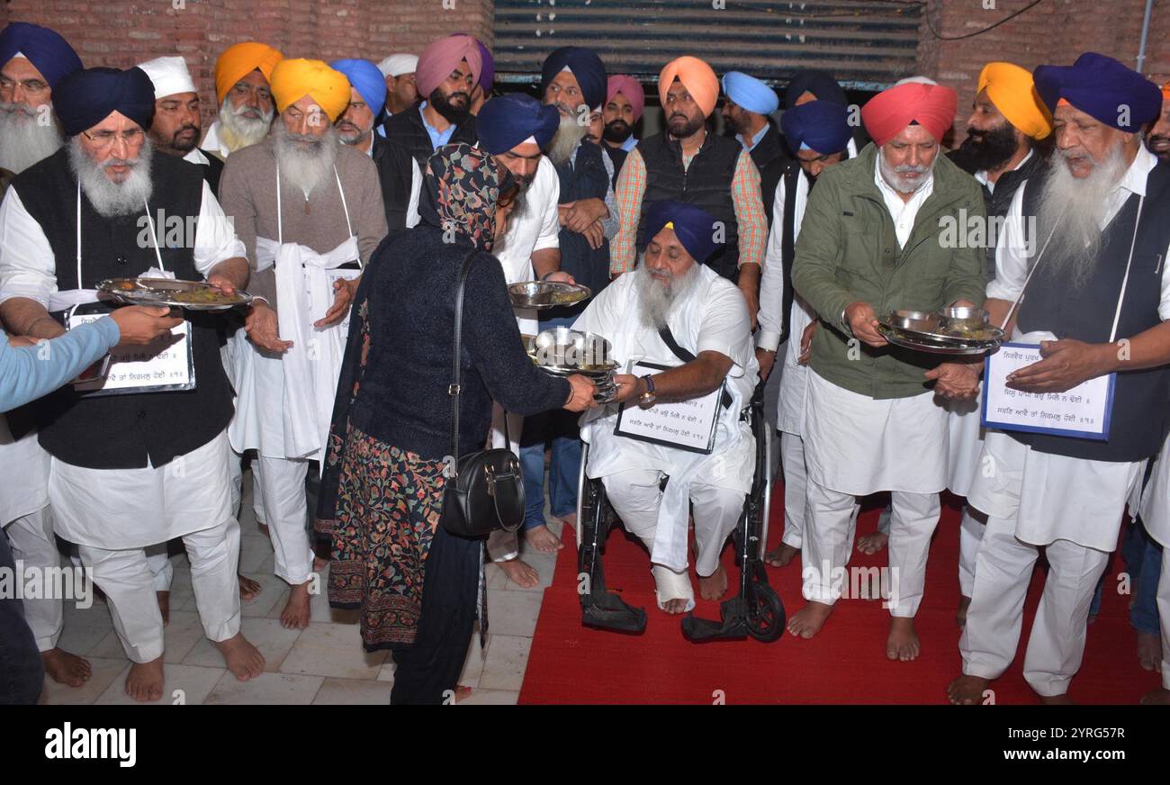 AMRITSAR, INDIA - 3 DICEMBRE: Come da tankhah (punizione religiosa) assegnato da Akal Takht, Shiromani Akali dal (SAD) presidente Sukhbir Singh Badal, presidente in carica del SAD Balwinder Singh Bhunder, leader del SAD Daljeet Singh Cheema, Gulzar Singh Ranike che esegue la sewa di raccogliere utensili usati alla Langar Hall nel Golden Temple il 3 dicembre 2024 ad Amritsar, India. Lunedì, l'Akal Takht, il supremo corpo temporale dei Sikh, ha pronunciato la punizione per i leader Akali per gli errori commessi dallo Shiromani Akali dal durante il suo governo di alleanza con il Partito Bharatiya Janata (BJP) dal 200 Foto Stock