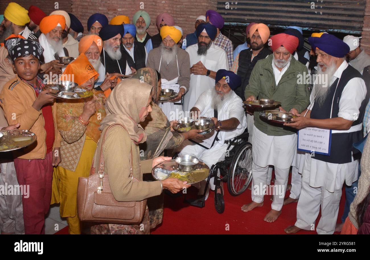 AMRITSAR, INDIA - 3 DICEMBRE: Come da tankhah (punizione religiosa) assegnato da Akal Takht, Shiromani Akali dal (SAD) presidente Sukhbir Singh Badal, presidente in carica del SAD Balwinder Singh Bhunder, leader del SAD Daljeet Singh Cheema, Gulzar Singh Ranike che esegue la sewa di raccogliere utensili usati alla Langar Hall nel Golden Temple il 3 dicembre 2024 ad Amritsar, India. Lunedì, l'Akal Takht, il supremo corpo temporale dei Sikh, ha pronunciato la punizione per i leader Akali per gli errori commessi dallo Shiromani Akali dal durante il suo governo di alleanza con il Partito Bharatiya Janata (BJP) dal 200 Foto Stock