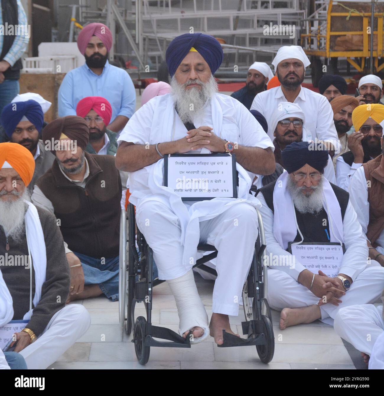 AMRITSAR, INDIA - 3 DICEMBRE: Come per tankhah (punizione religiosa) assegnato da Akal Takht, Shiromani Akali dal (SAD) presidente Sukhbir Singh Badal, presidente in carica Balwinder Singh Bhunder, leader TRISTE Daljeet Singh Cheema, Gulzar Singh Ranike leader di partito dothers seduti nel parikrama ascoltando il Kirtan al Golden Temple il 3 dicembre 2024 ad Amritsar, India. Lunedì, l'Akal Takht, il supremo corpo temporale dei Sikh, ha pronunciato una punizione per i leader Akali per gli errori commessi dallo Shiromani Akali dal durante il suo governo di alleanza con il Partito Bharatiya Janata (BJP) Foto Stock
