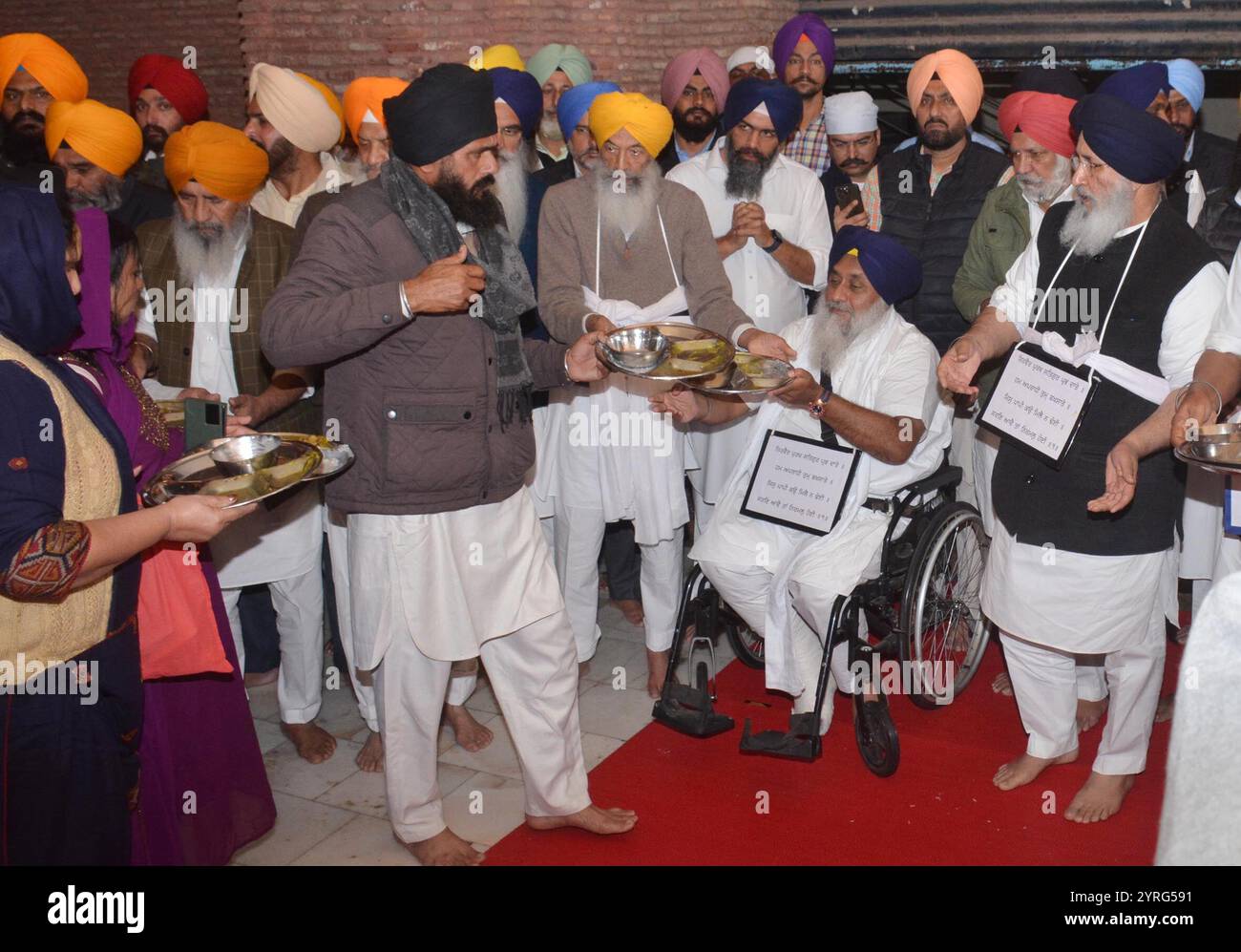 AMRITSAR, INDIA - 3 DICEMBRE: Come da tankhah (punizione religiosa) assegnato da Akal Takht, Shiromani Akali dal (SAD) presidente Sukhbir Singh Badal, presidente in carica del SAD Balwinder Singh Bhunder, leader del SAD Daljeet Singh Cheema, Gulzar Singh Ranike che esegue la sewa di raccogliere utensili usati alla Langar Hall nel Golden Temple il 3 dicembre 2024 ad Amritsar, India. Lunedì, l'Akal Takht, il supremo corpo temporale dei Sikh, ha pronunciato la punizione per i leader Akali per gli errori commessi dallo Shiromani Akali dal durante il suo governo di alleanza con il Partito Bharatiya Janata (BJP) dal 200 Foto Stock