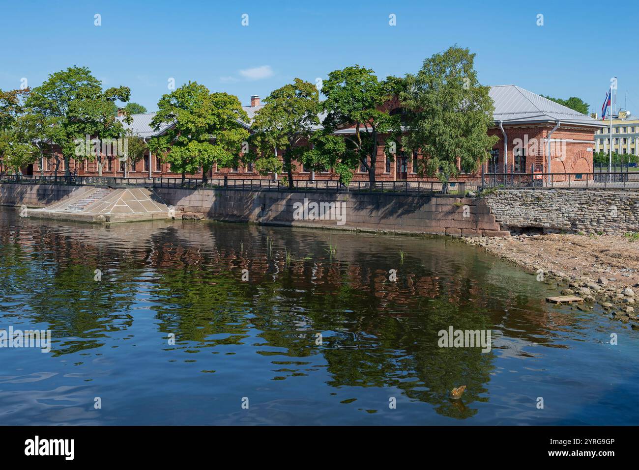 Vista dell'antico edificio della cucina olandese in una soleggiata giornata di agosto. Kronstadt, Russia Foto Stock