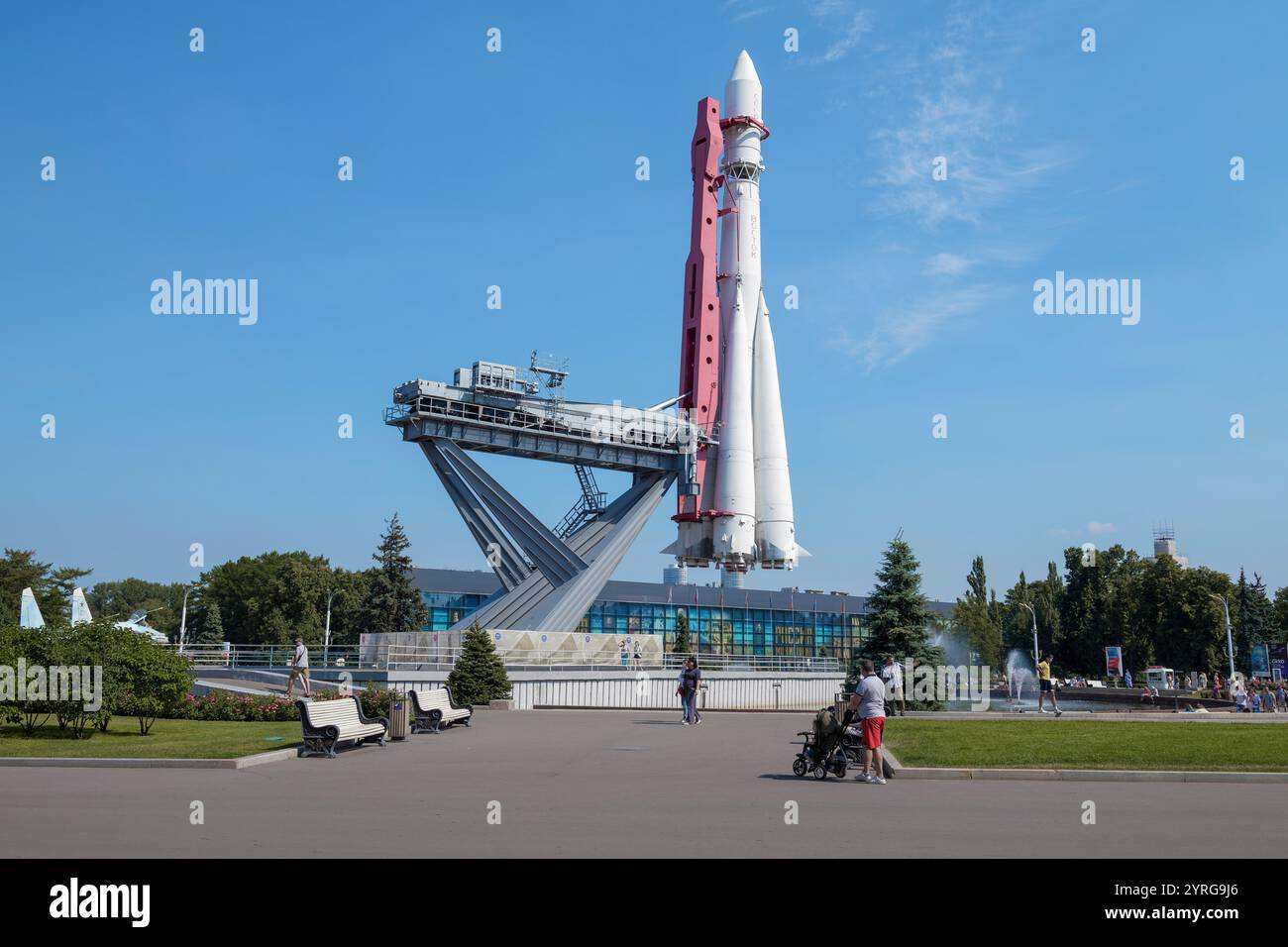 MOSCA, RUSSIA - 17 AGOSTO 2017: Il razzo Vostok sulla rampa di lancio in una soleggiata giornata di agosto. Centro espositivo russo (VDNKh). Mosca Foto Stock