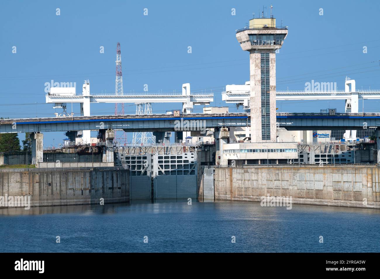 NOVOCHEBOKSARSK, RUSSIA - 2 SETTEMBRE 2024: Blocco di spedizione n. 17 del complesso idroelettrico di Cheboksary in una giornata di settembre soleggiata. Chuvashia Foto Stock