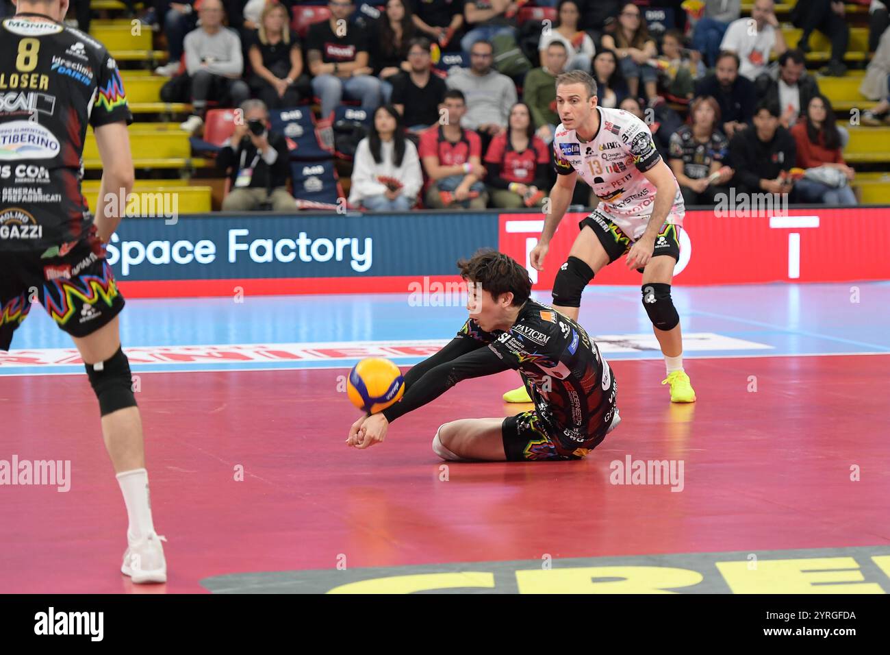 Yuki ISHIKAWA si esibisce per difendere il pallone durante Sir Susa Vim PERUGIA vs cucine Lube CIVITANOVA, 6° gamba Superlega Credem Banca - Campionato Italiano di pallavolo maschile al PalaBarton Perugia IT, 3 novembre 2024. Foto 2024 Foto Stock