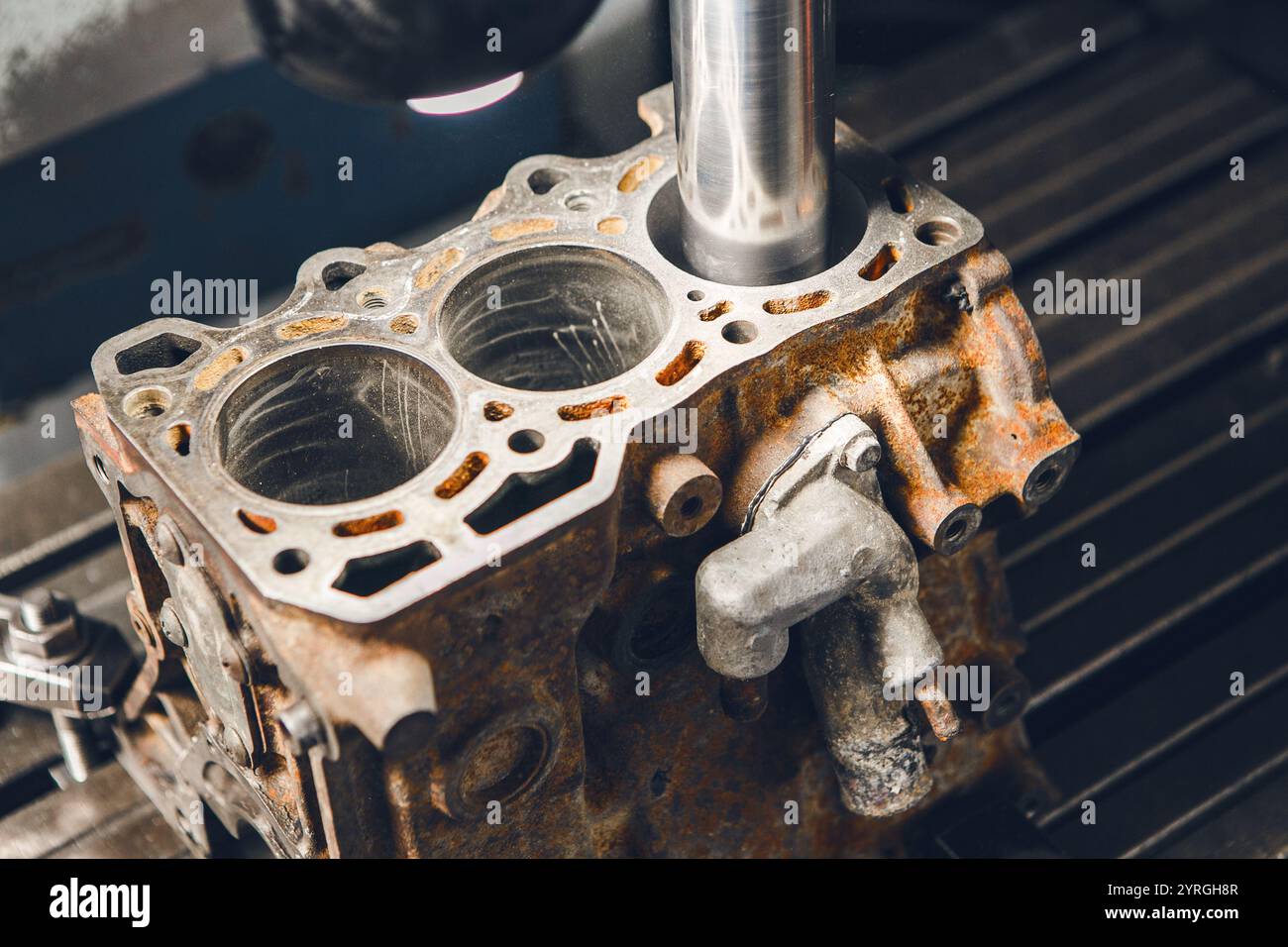 Alesaggio del cilindro motore su macchina cnc. Alesaggio sotto il pistone dopo il manicotto del motore utilizzando una macchina a controllo numerico computerizzato. Foto Stock